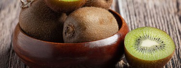 Las personas que comen kiwi antes de acostarse se duermen antes y descansan más y mejor, según los expertos en sueño 