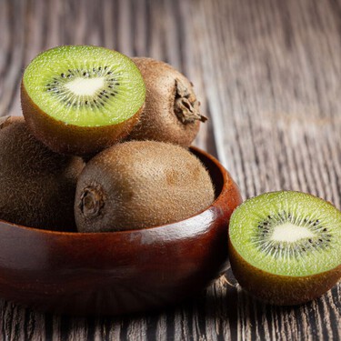Las personas que comen kiwi antes de acostarse se duermen antes y descansan más y mejor, según los expertos en sueño 
