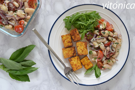 Ensalada de alubias blancas con tofu al curry: receta saludable