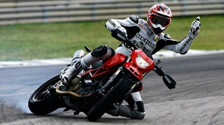 Si te caes de la moto, te cae una multa por ir distraído