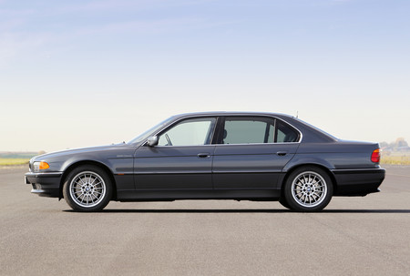 Машина v12 bmw