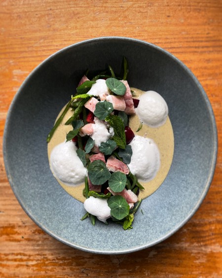 Anguila ahumada del Ebro con crema de pistachos, ensalada de judías verdes con cerezas y aire de menta