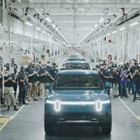 Después de una muy larga espera, el primer Rivian R1T ha salido de la línea de producción