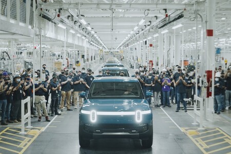 Después de una muy larga espera, el primer Rivian R1T ha salido de la línea de producción