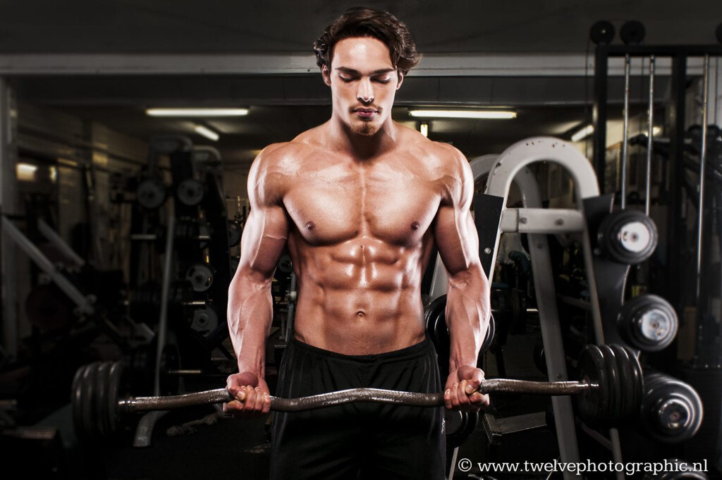 "Vamos a ver qué músculos entrenas al hacer sentadillas": Menno Henselmans, experto en musculación, repasa qué activamos con este clásico ejercicio 