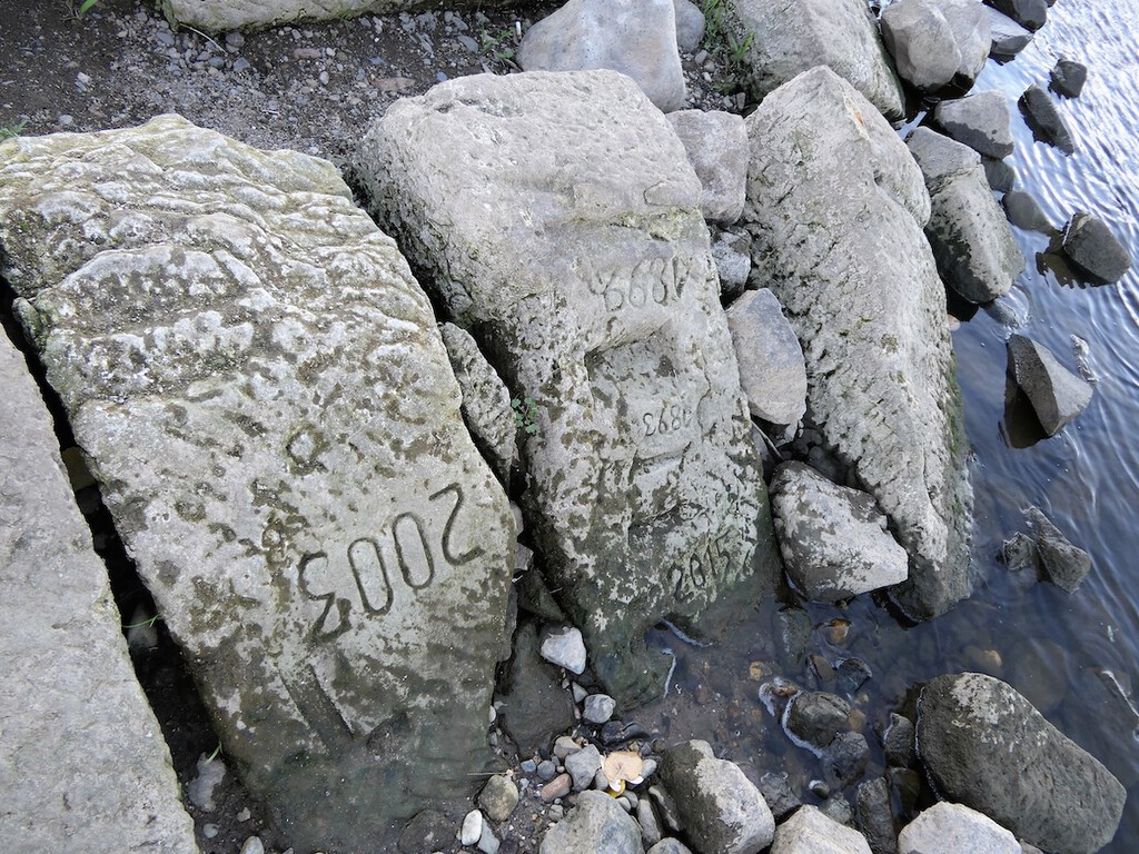 "Si me ves, llora". La sequía europea está haciendo reaparecer piedras grabadas hace siglos para advertir de futuras hambrunas  