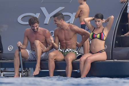 Hasta Cristiano Ronaldo prefiere así los bañadores: cortos para que no dejen marca