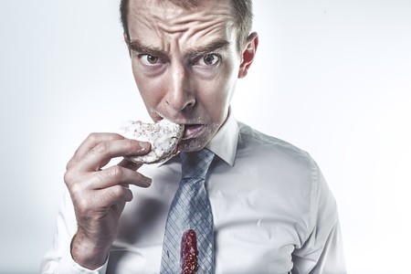 Hambre emocional y hambre física: así te autoboicoteas cuando estás haciendo dieta