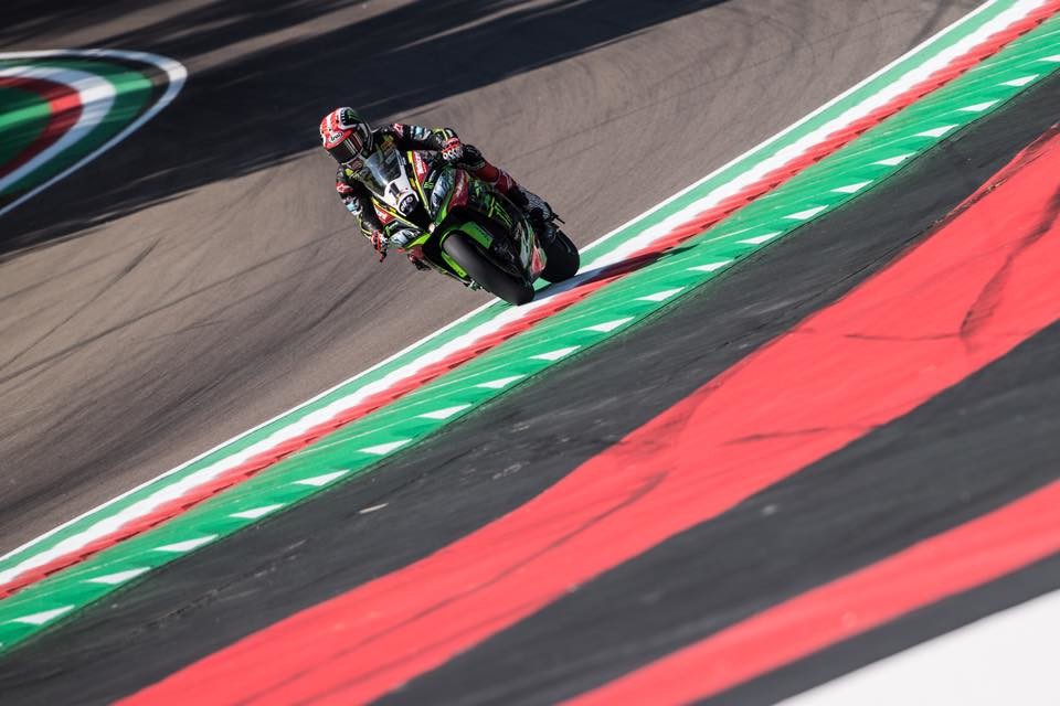 Jonathan Rea domina de principio a fin la primera carrera en Imola y se aleja en la general