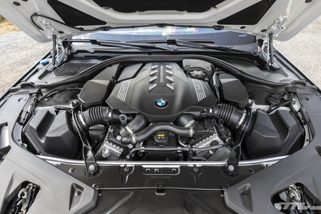 BMW M850i Cabrio motor