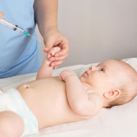 La Comunidad de Madrid modifica su calendario vacunal reduciendo el número de pinchazos al bebé sin variar su protección