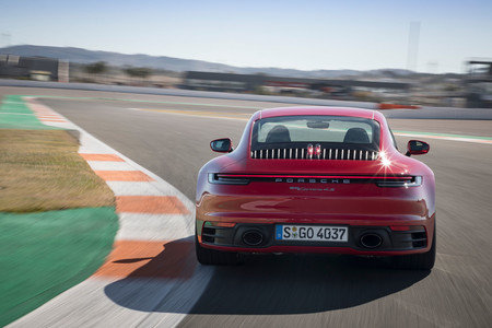 Porsche 911 992 trasera