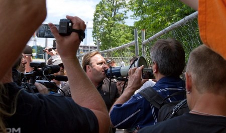 Apple elimina de su catálogo todos los podcasts de Alex Jones e Infowars, conocidos por difundir fake news