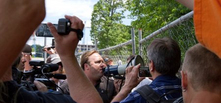 Apple elimina de su catálogo todos los podcasts de Alex Jones e Infowars, conocidos por difundir fake news