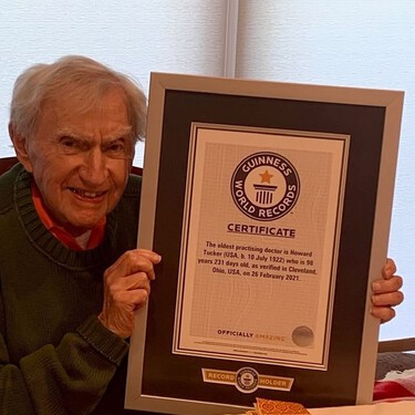 El médico en activo de mayor edad del mundo tiene 102 años y cree que "la jubilación es 'enemiga' de la longevidad"