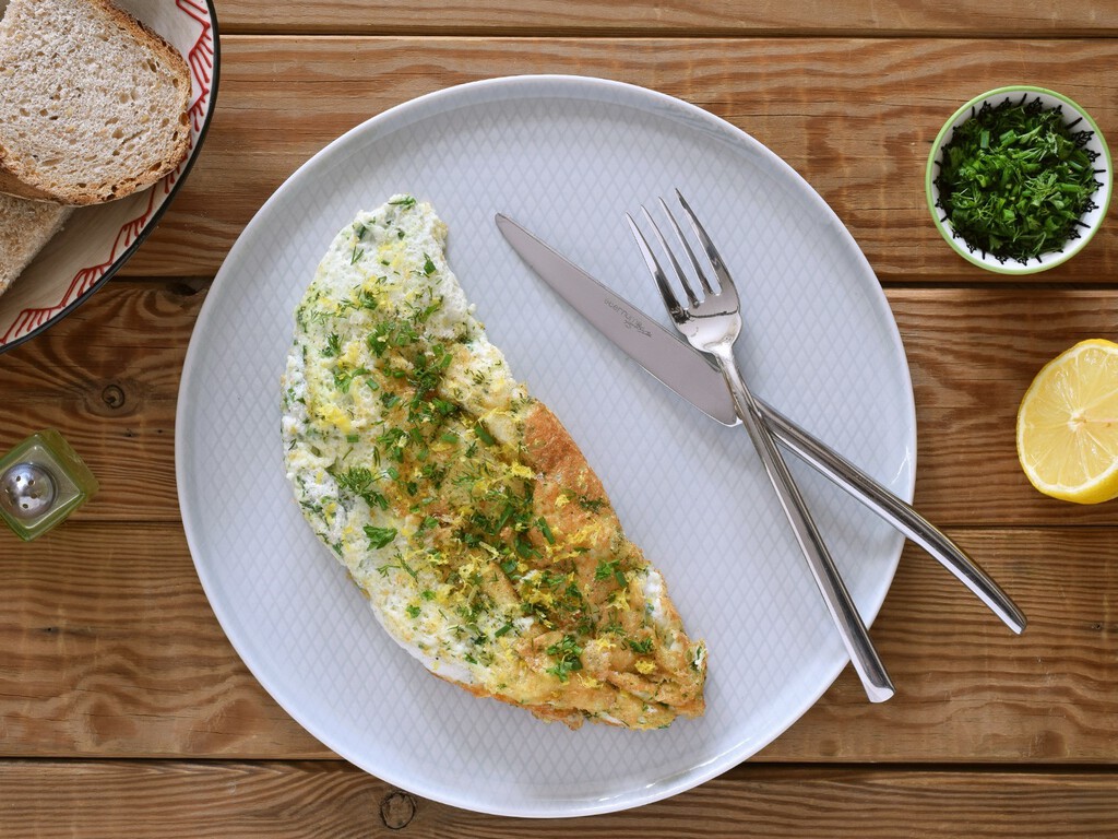 Esta tortilla rápida, fácil y nutritiva es ideal para la cena: es una receta rica en proteínas y súper ligera