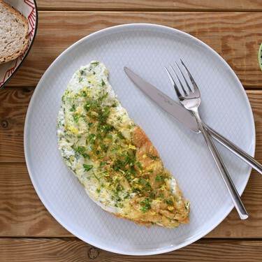 Esta tortilla rápida, fácil y nutritiva es ideal para la cena: es una receta rica en proteínas y súper ligera