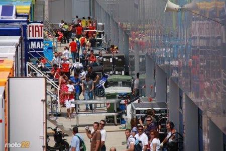 MotoGP España 2010: las azafatas y otros detalles del paddock