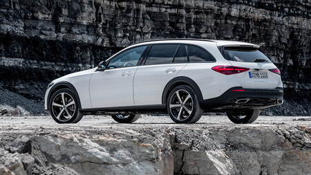 El Mercedes-Benz Clase C All-Terrain es la SUVización de la berlina alemana, con tracción total y motores mild-hybrid