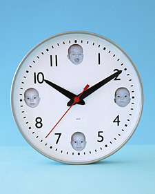 Decora un reloj con fotos de tu bebé