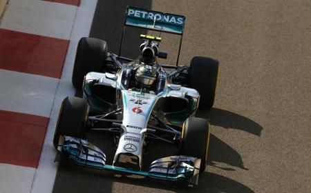 Nico Rosberg contraataca por delante de Lewis Hamilton
