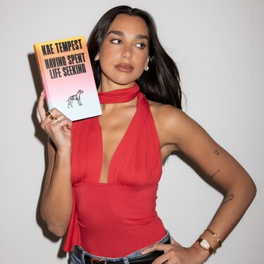 La nueva biblioteca de Dua Lipa en la Península Ibérica: 100 libros prohibidos y censurados que se tienen que leer, según la cantante 