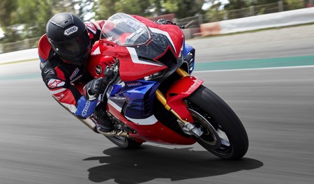 La CBR1000RR Fireblade de Honda mete miedo: Álvaro Bautista batió el récord de Portimao en un test privado