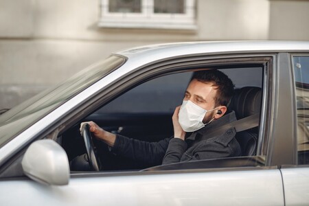 La mascarilla deja de ser obligatoria en la calle: ¿tendremos que llevarla dentro del coche?