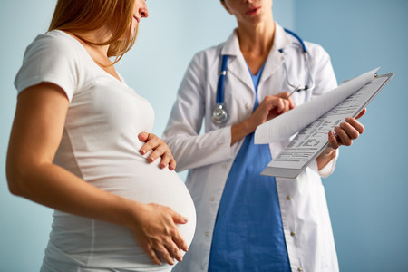 Una revisión sistemática concluye que la transmisión de COVID-19 de mamá a bebé durante el embarazo es poco común