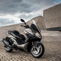 ¡Maxiscooter para todos! Mejor eficiencia y un look más cool para el Kymco Xciting 400 por 5.999 € 