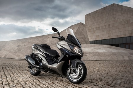 ¡Maxiscooter para todos! Mejor eficiencia y un look más cool para el Kymco Xciting 400 por 5.999 €