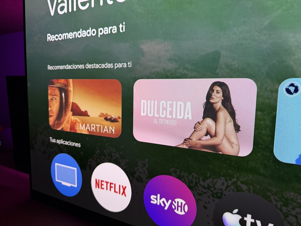 Tu Smart TV elige por ti. Así es la batalla de Europa para frenar el control de Google, Apple y Amazon en tu salón