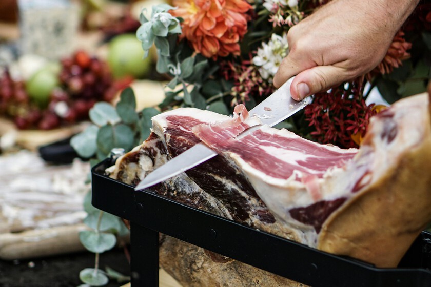 El Corte Inglés se adelanta al Black Friday y rebaja casi 100 euros una pieza de 7 kilos de jamón ibérico de bellota