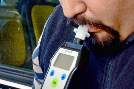 Condenado a prisión un motorista borracho que se sacó los genitales e instó a los agentes a "soplar aquí"