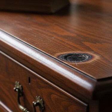 Cómo reparar quemaduras pequeñas en madera con aceite y bicarbonato: truco casero que funciona