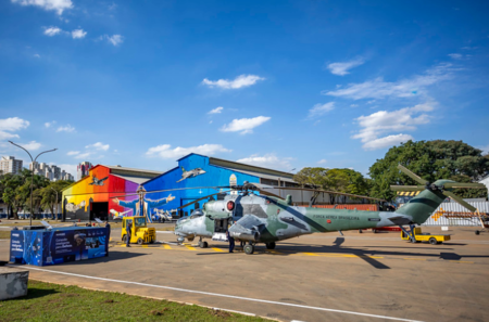 Foto de um avião na parte externa do museu