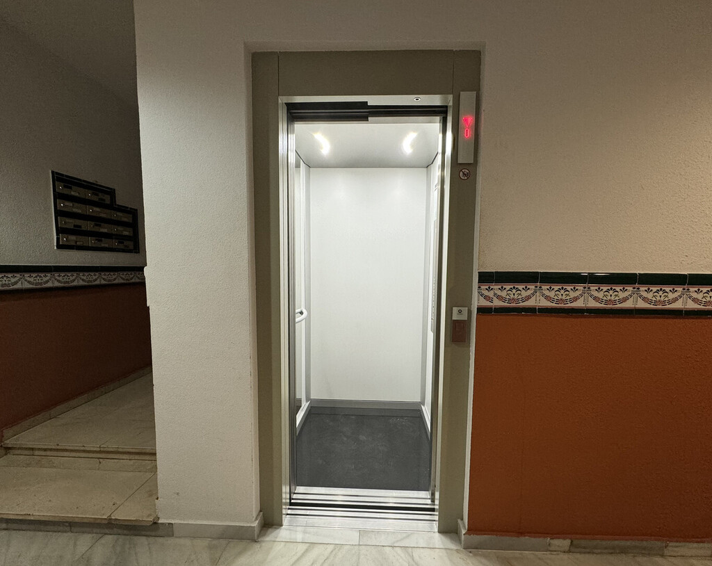 Si en tu comunidad hay un ascensor de más de 20 años, os puede tocar una derrama por la nueva ley de ascensores 