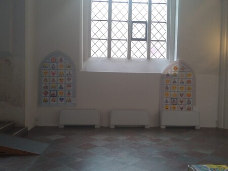 En las vidrieras de esta catedral hay emojis diseñados por niños locales