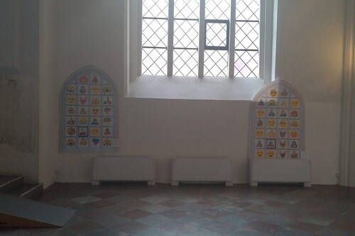 En las vidrieras de esta catedral hay emojis diseñados por niños locales