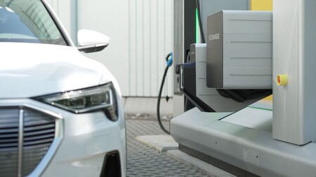 Siemens ha creado un cargador autónomo apto para cualquier coche eléctrico sin que tengamos que bajar del coche para conectarlo