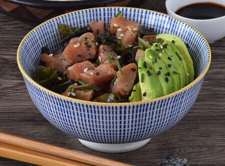 Los ingredientes que caracterizan a un poke bowl y tres recetas que puedes probar en casa