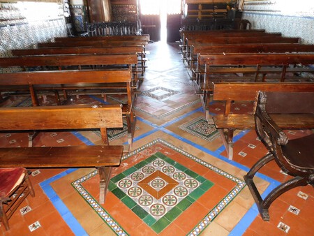 Suelo De Olambrilla De La Estacion Consistente En Alternar Pequenas Piezas Cuadradas De Azulejos Con Baldosas Rectangulares De Barro