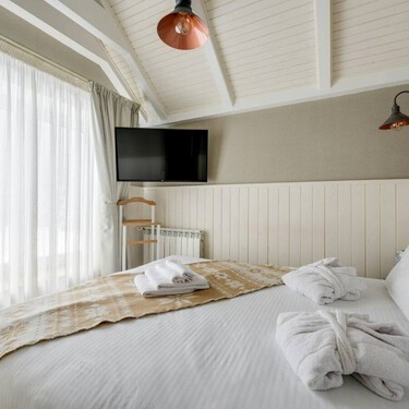 El truco de los hoteles para perfumar las sábanas sin suavizante y que duren más 