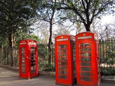 Las típicas cabinas de Londres podrían haber sido plateadas en lugar de rojas