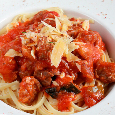 Si unes la receta más típica de Toledo y una buena pasta, tienes este primer plato perfecto sin gastar de más