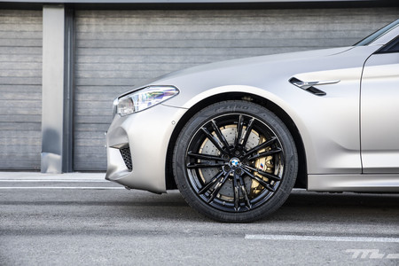 BMW M5 2018 aleta delantera