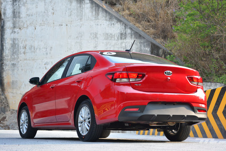 Manejamos (otra vez) el KIA Rio Sedán, pero ahora con transmisión manual