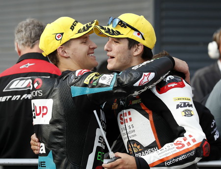 ¡Puro motociclismo! Fabio Quartararo aconseja a Iker Leucona en este vídeo pillado tras los test de MotoGP