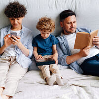Hay padres tan enganchados al móvil que están engañando a sus hijos con libros falsos 