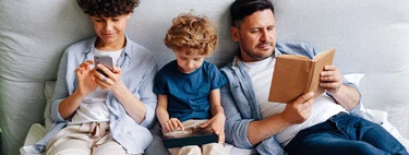 Libros 'fake' para engañar a los niños: la deleznable solución de algunos padres enganchados al móvil